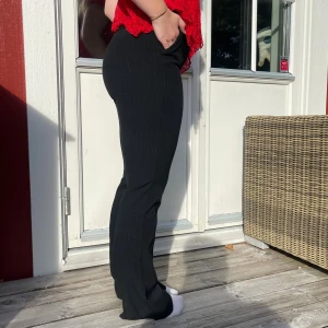 Svarta kostymbyxor från BikBok - Säljer ett par svarta kostymbyxor från BikBok i storlek 34. Byxorna har diskreta tunna ränder, rak passform och normal midja. Säljer då dom tyvärr är förlånga för mig i benen (jag är 160cm). Pris kan diskuteras🥰