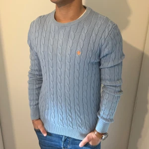 Blå Morris Tröja - Blå Kabelstickad Morris tröja i ett mycket fint skick! // Storlek: Medium, jag på bild är 177cm