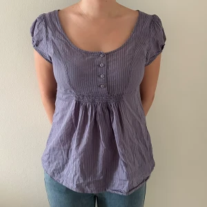 Babydoll topp - Vintage fin lila blus 💜Perfekt skick! Köpte i Frankrike.