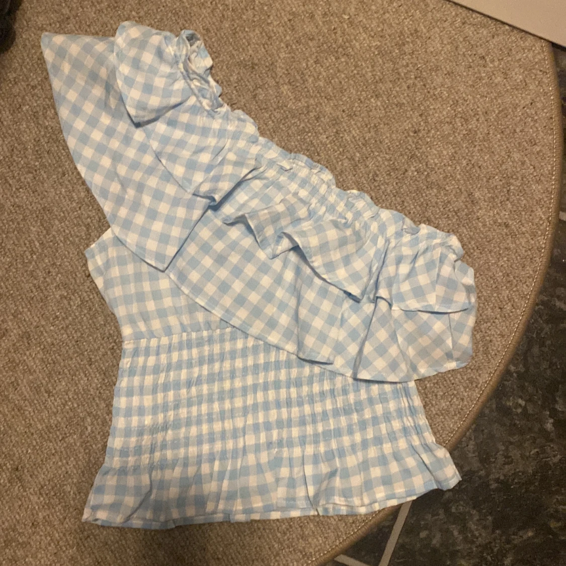 Blåvit rutig one shoulder topp från Boohoo - 1