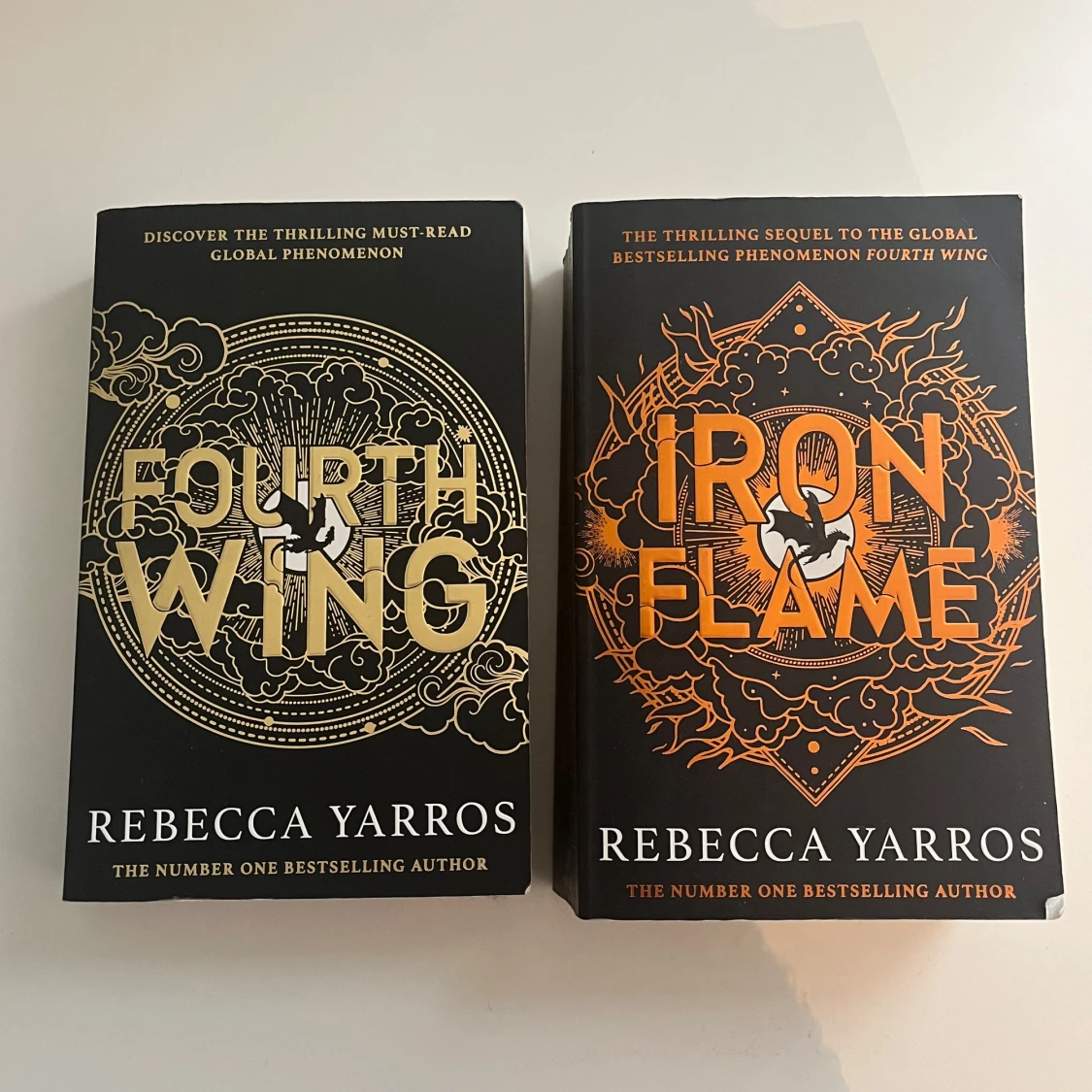 Böcker: Fourth Wing, Iron Flame mm - 1