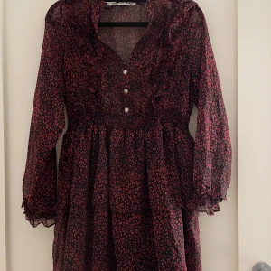 Röd/svart mönstrad klänning - Säljer en svart/röd klänning med leopardmönster från Zara