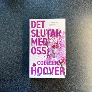 Det slutar med oss - Den svenska översättningen av ”It ends with us” av Colleen Hoover. 