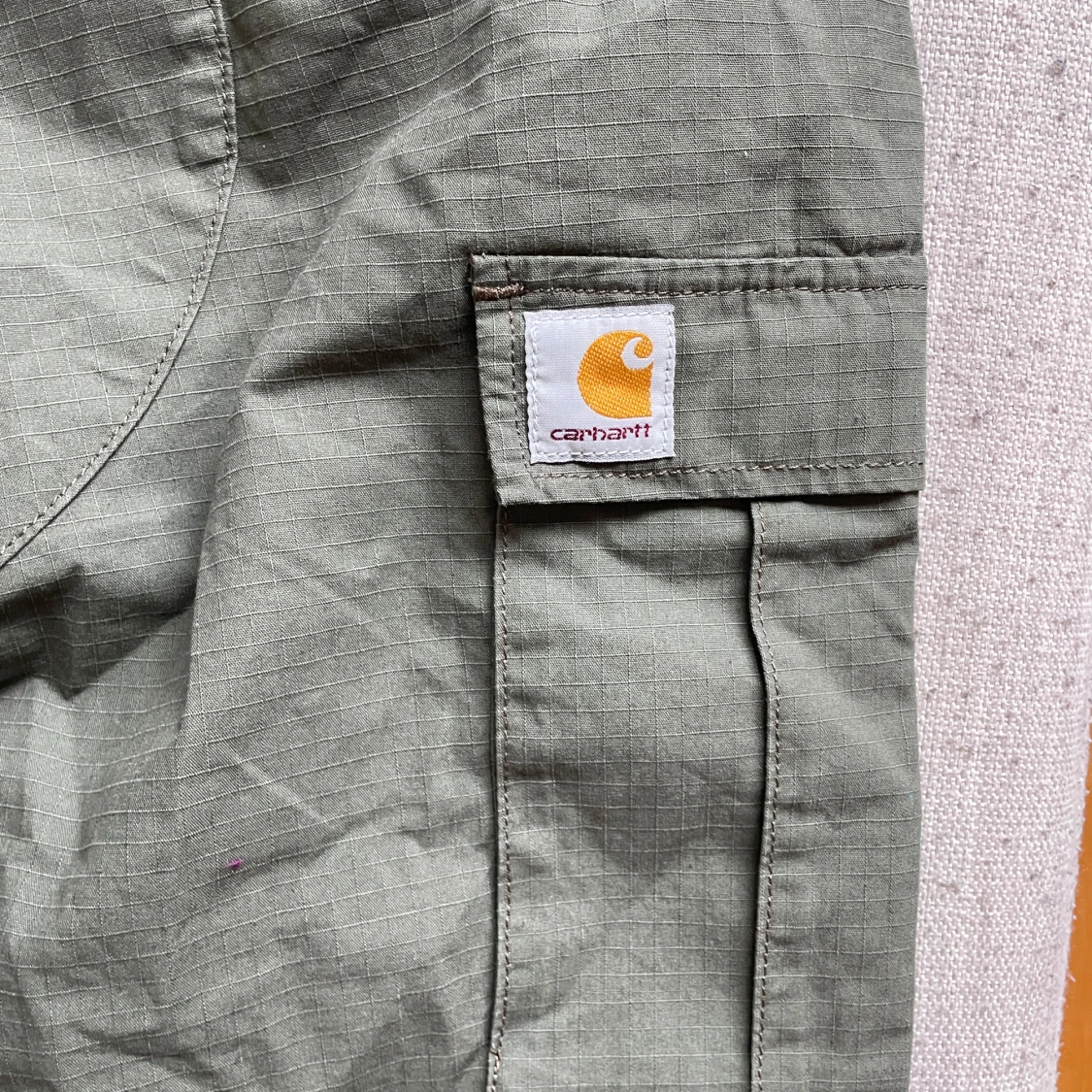 Olivgröna cargobyxor från Carhartt - 4