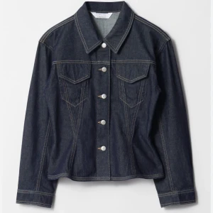 Mörkblå jeansjacka med knappar - Söker denna jeansjacka från & other stories i storlek 38!!!