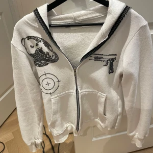 Vit kofta  - Säljer en snygg vit kofta från märket Aim For The Moon. Används 2-3 gånger bara