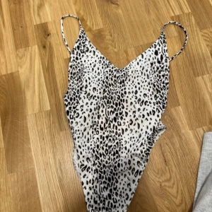 Baddräkt leopard  - Baddräkt, storlek 36🦋