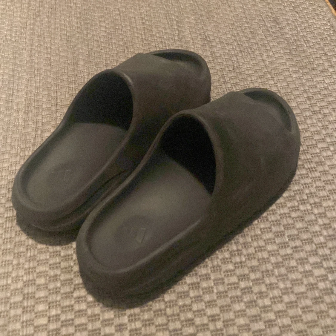 Svarta slides sandaler - 1