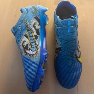 Blåa Nike fotbollsskor - Säljer dessa blåa Nike fotbollsskor i storlek 41. Inköpspris är 2699kr. Endast använda under 5 stycken träningspass så dem är i väldigt bra skick!😁Bara att skicka ett meddelande vid intresse. Priset kan diskuteras vid snabb affär 🙏