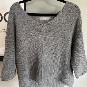 Grå tröja - Säljer denna gråa trekvarts tröja.