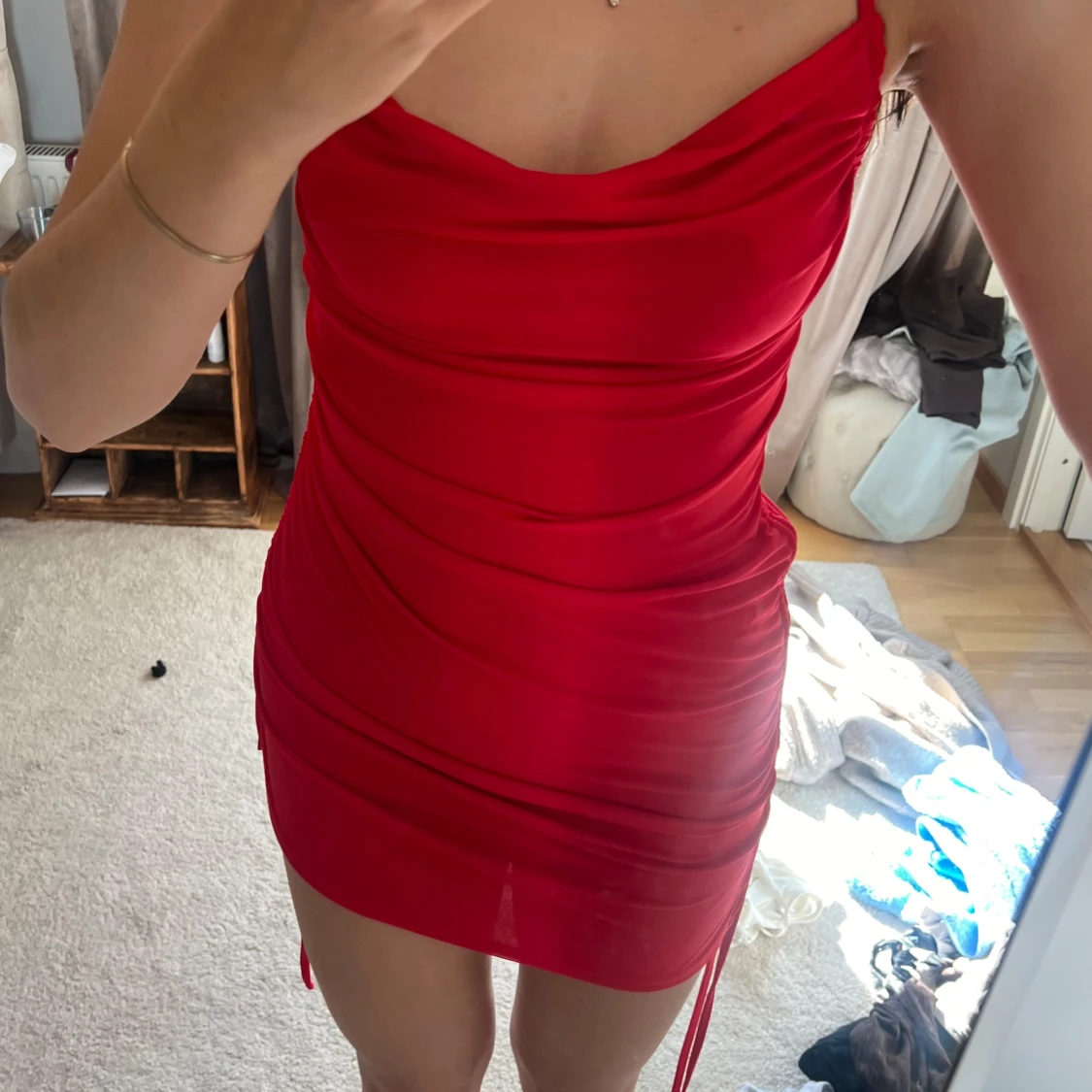 Röd axelbandslös kortklänning - 1