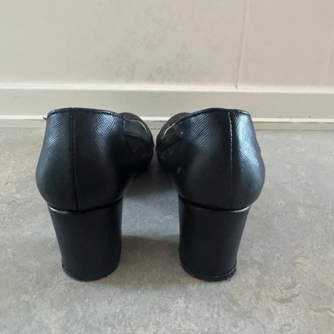 Svarta pumps med meshdetaljer från Marlop - 2