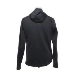Lululemon zip up hoodie - Säljer en stilren svart träningsjacka från Lululemon med hel dragkedja och huva. Jackan har en minimalistisk design och är perfekt för aktiva dagar. Passformen är slim fit och materialet känns lätt och smidigt.