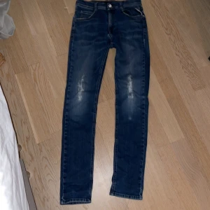 Replay jeans  - Säljer pågrund av att dem är för små. Har använt dessa mycket och gillar dem. Säljer dem billigt för att få sålt dem. 