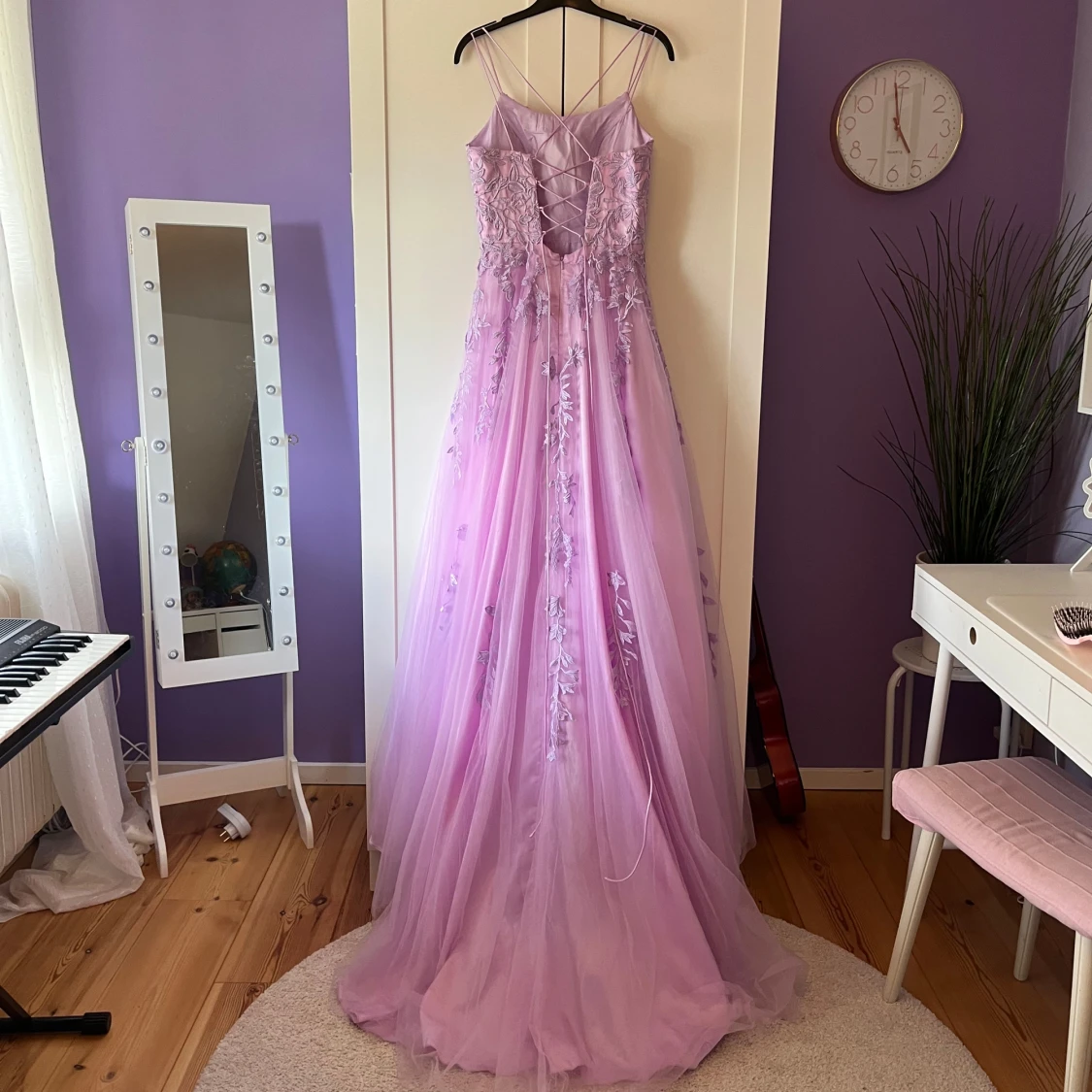 Ljuslila långklänning med spets och snörning - 2