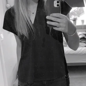 Svart v-ringad blus - En svart blus med v-ringning och korta ärmar. Jättefin till sommaren eller till fest. Knappt använd och bra skick, pris kan såklart diskuteras💗