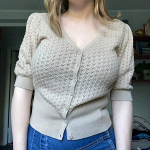 Beige stickad kofta🩷 - Säljer en fin stickad kofta från KappAhl i storlek S.  Koftan har ett fint spetsliknande mönster med trekvarts ärm:) 