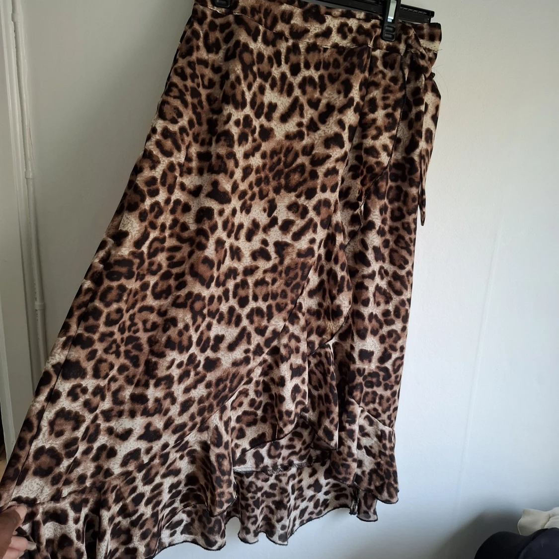 Leopardmönstrad omlottkjol med volang - 1