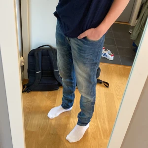 Blå Nudie Jeans - Säljer nu ett par riktigt feta Nudie Jeans med en riktigt snygg blå tvätt🤩Jeansen är i mycket bra skick och de har inga defekter💯👍Modellen är Brute Knut vilket är slim🤩🥳Vid frågor och funderingar är det bara att skriva📱✉️