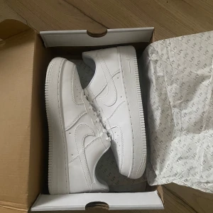 Airforce 1 - Helt nya af 1 säljer för de va för små på mig storlek 43.