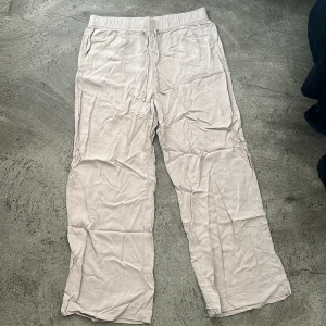 Linnebyxor från H&M - Byxorna är väldigt bekväma och är gjorda av 100% viscose. Ja, jag vet att dem är skrynkliga nu men har inte haft tid att stryka dem, men ska säga till att göra det så snart som möjligt! 
