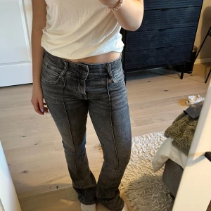Jeans - Urtvättade svarta bootcut jeans från Bershka! Bra skick, storlek 36