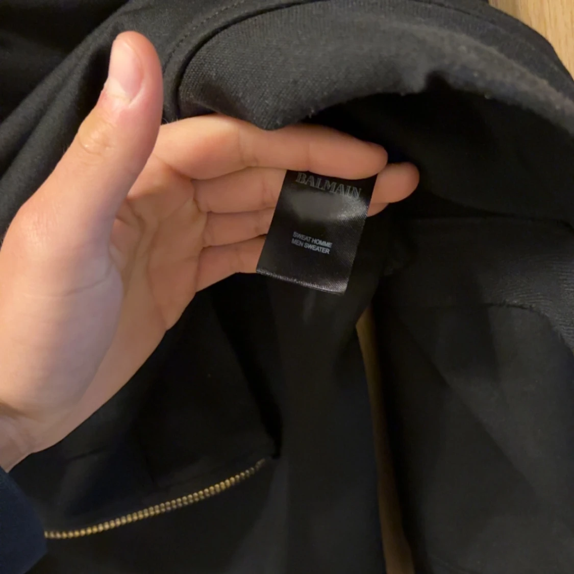 Svart hoodie från Balmain Paris med färgglad logga - 3