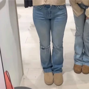 Jeans med hål - Snygga trendiga jeans från Gina tricot med hål🥰