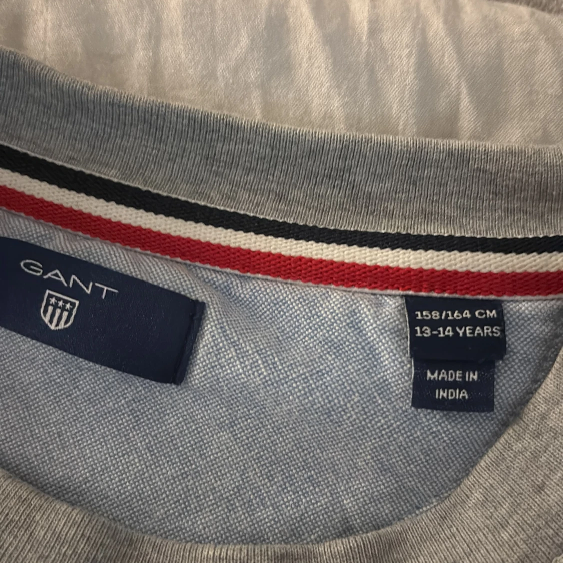 Ljusgrå sweatshirt från GANT - 3