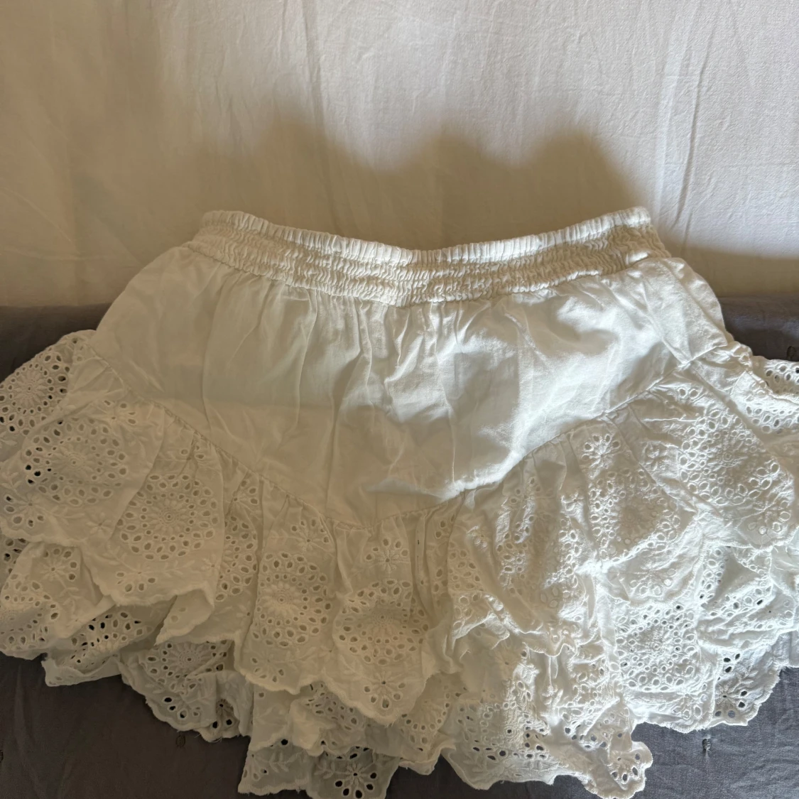 Vit volangkjol med broderade detaljer - 1