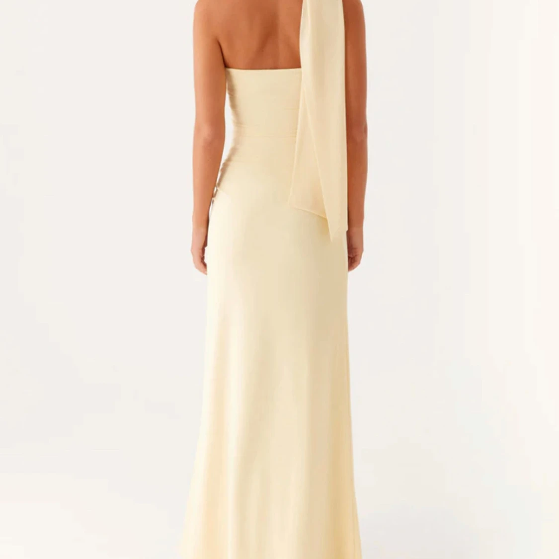 Champagnefärgad långklänning med oneshoulder - 1