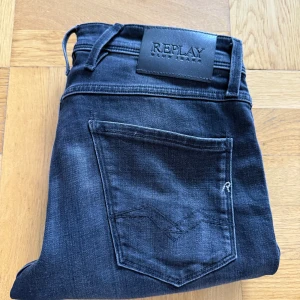 Replay Anbass Jeans - Ett par mörkgråa/svarta Replay jeans i modellen Anbass. Storleken är 30/30.  Endast använda ett par gånger, därav utmärkt skick utan defekter. Nypris 1799kr Mitt pris 399kr