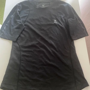 Grå tränings t-shirt från SOC - Grå  t-shirt från SOC. Modellen har korta ärmar och är tillverkad i ett syntetmaterial som passar perfekt för träning. Snygga sömdetaljer längs sidorna och en markerad söm på ryggen. :) 
