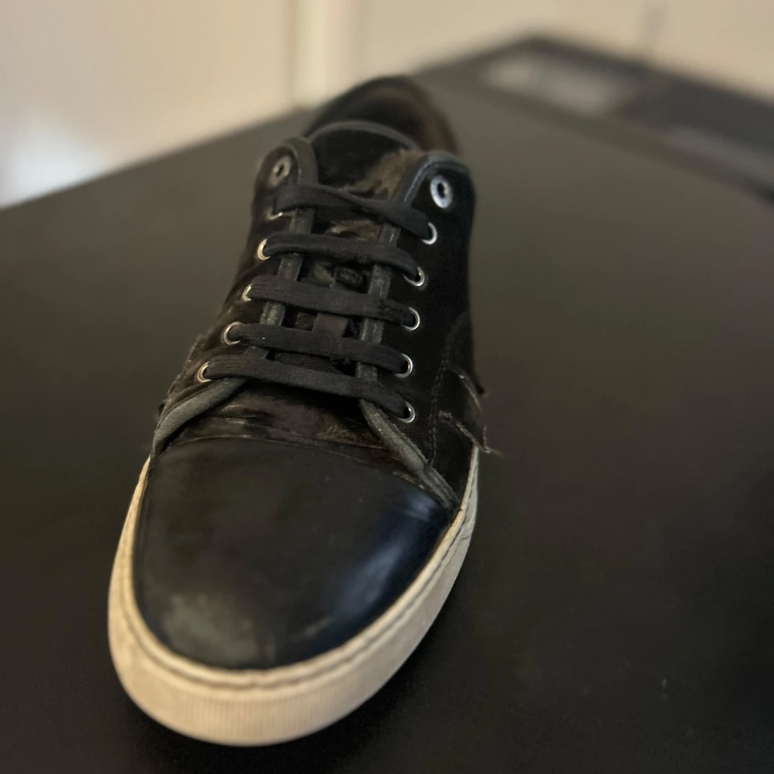 Svarta sneakers i mocka med snörning - 2