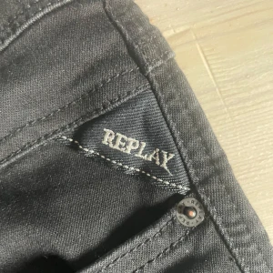 Svarta Replay Anbass jeans - Säljer ett par svarta Replay Anbass jeans med klassisk femficksdesign och diskret Replay-logga vid fickan. Dom är helt nya ifrån jeansbolaget för 1800 säljer dessa nu endast för 599