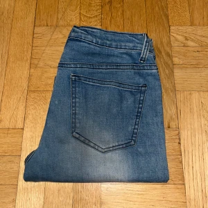 Blå jeans med broderade detaljer - Ett par blå jeans från Avant Premiére med snygga broderade mönster längs båda benen. Jeansen har en liten fläck men kan göras till shorts istället om så önskas! Det är bara att skriva! 💙😍