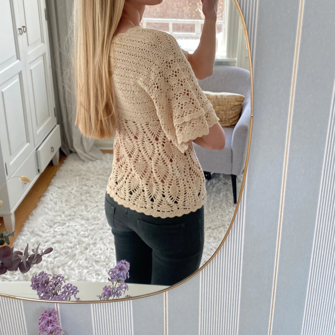 Beige virkad topp med volangärm - 1