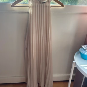Beige klänning - Så fin beige klänning från H&M, säljer då den inte kommer till användning längre 💖