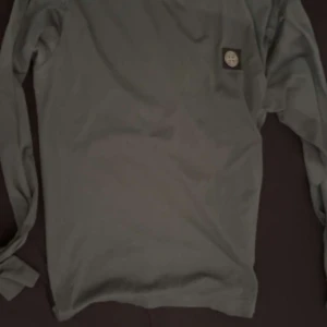 Grå långärmad tröja från Stone Island -  Stone Island långärmad, nypris 1200kr säljs för 350kr, storlek M  