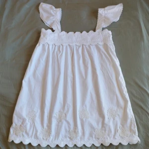 Vit klänning med spetsdetaljer och volang - Såå söt klänning!! Skräddarsydd och handgjord, köpt av en sömmerska i Nya Zeeland. Aldrig använd, köpte den till studenten men hittade en annan! Jag köpte den för 1600 kr. Den är väldigt lik Juliet Dunn klänningen! Enda skillnaden är att det sitter spetsblommor längst ner istället för det broderade mönstret på originalet. Samma mått som strl S i Juliet Dunn klänningen. Den ser kort ut men passar mig som är 170