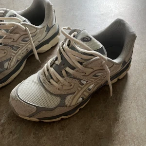 Asics NYC gel - Perfekta skor i storlek 40,5. Jätte bra skick.