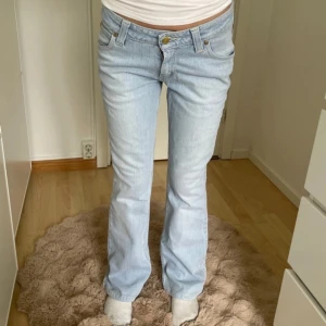 Ljusblå bootcut jeans - Snygga jeans från Lee!                                      Midjemått (tvärsöver):32cm Innerbenslängd: 75cm. Inte min bild men tjejen på bilden är 158 för referens💕