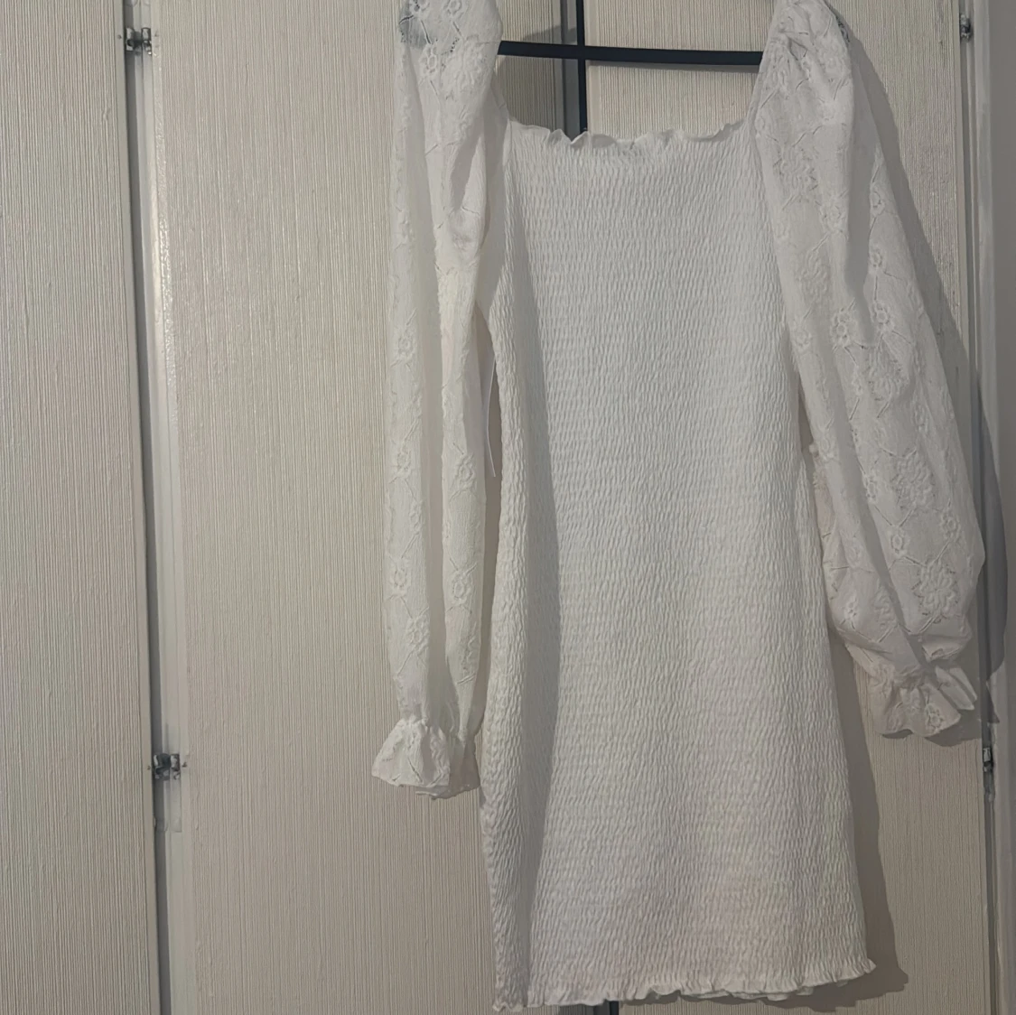 Vit klänning med puffärmar och spetsdetaljer - 1