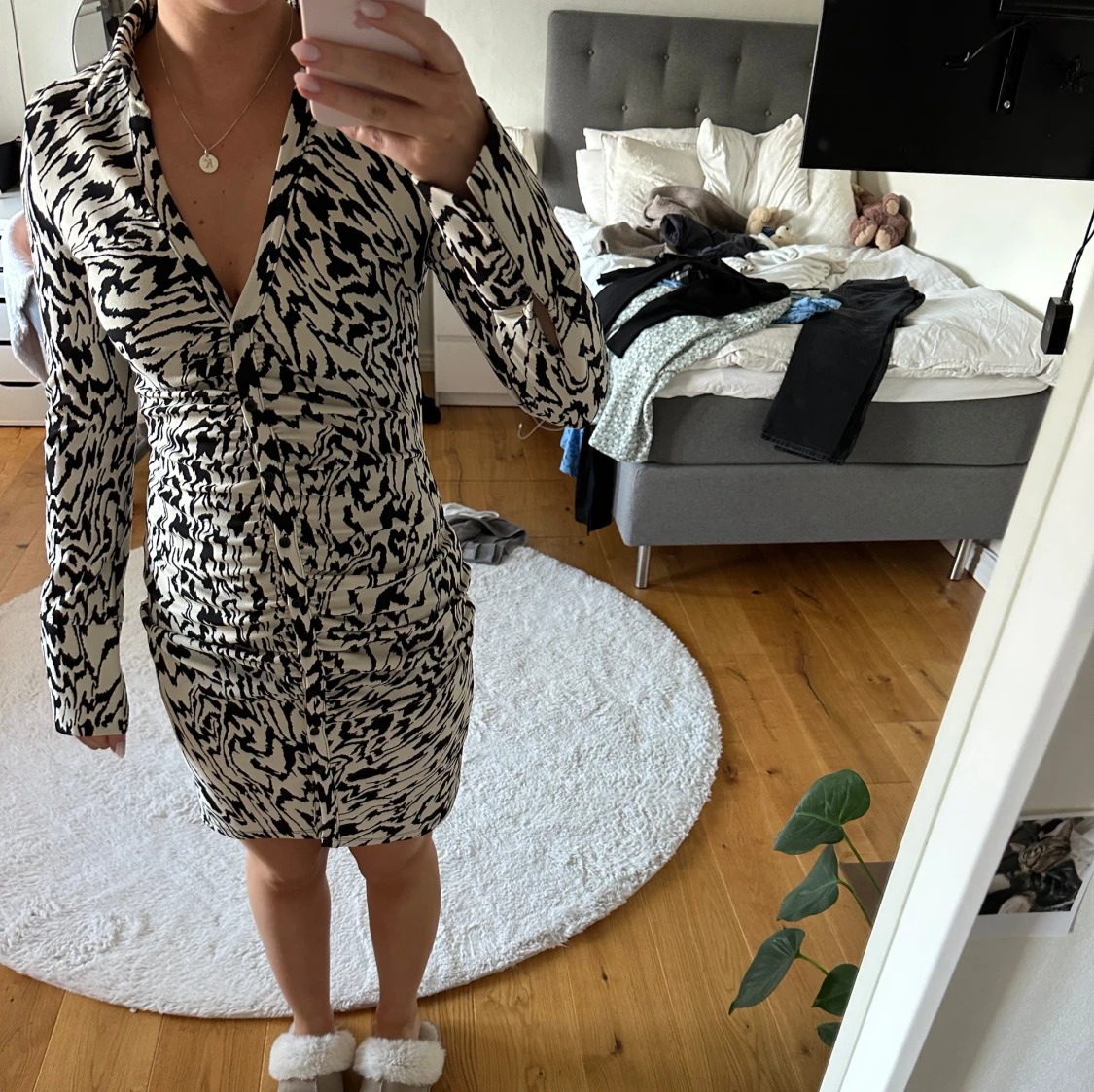 Svartvit mönstrad skjortklänning