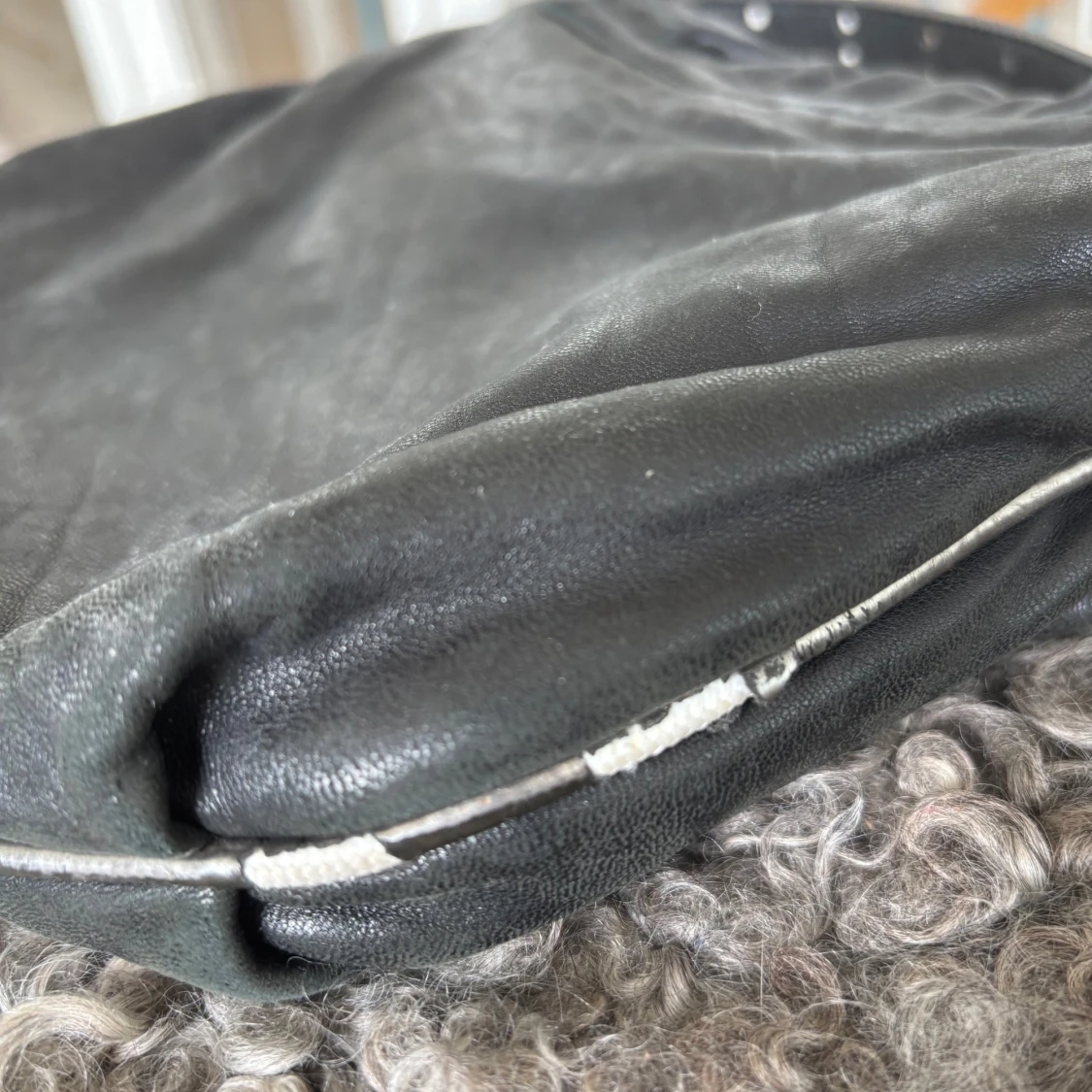 Svart axelväska med rosett och mönstrat foder - 3