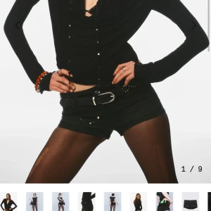 Svarta lågmidjade  jeansshorts  - Super lågmidjade jeanshorts från weekday helt oanvända med lapparnakvar! Dom helt slutsålda och helt nya därav priset kan skicka egna bilder! 