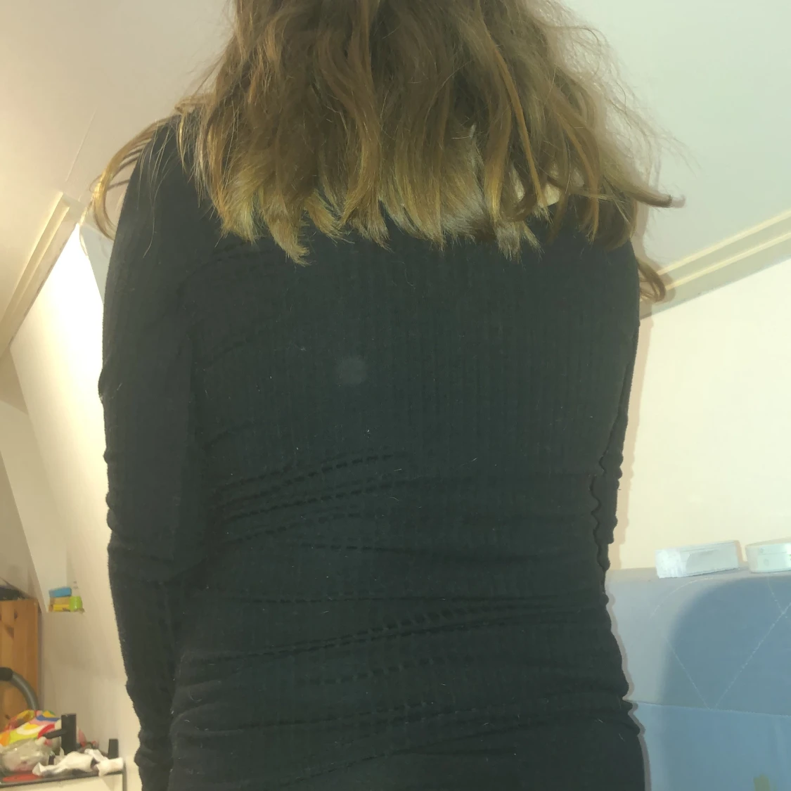 Svart långärmad topp med bred ringning - 4