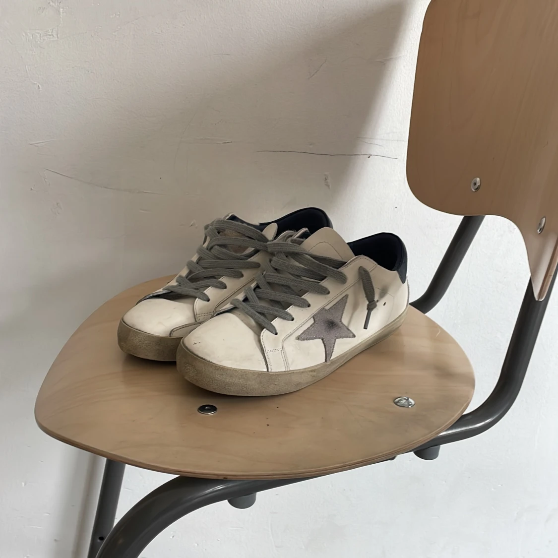 Vita sneakers med grå stjärndetalj - 2