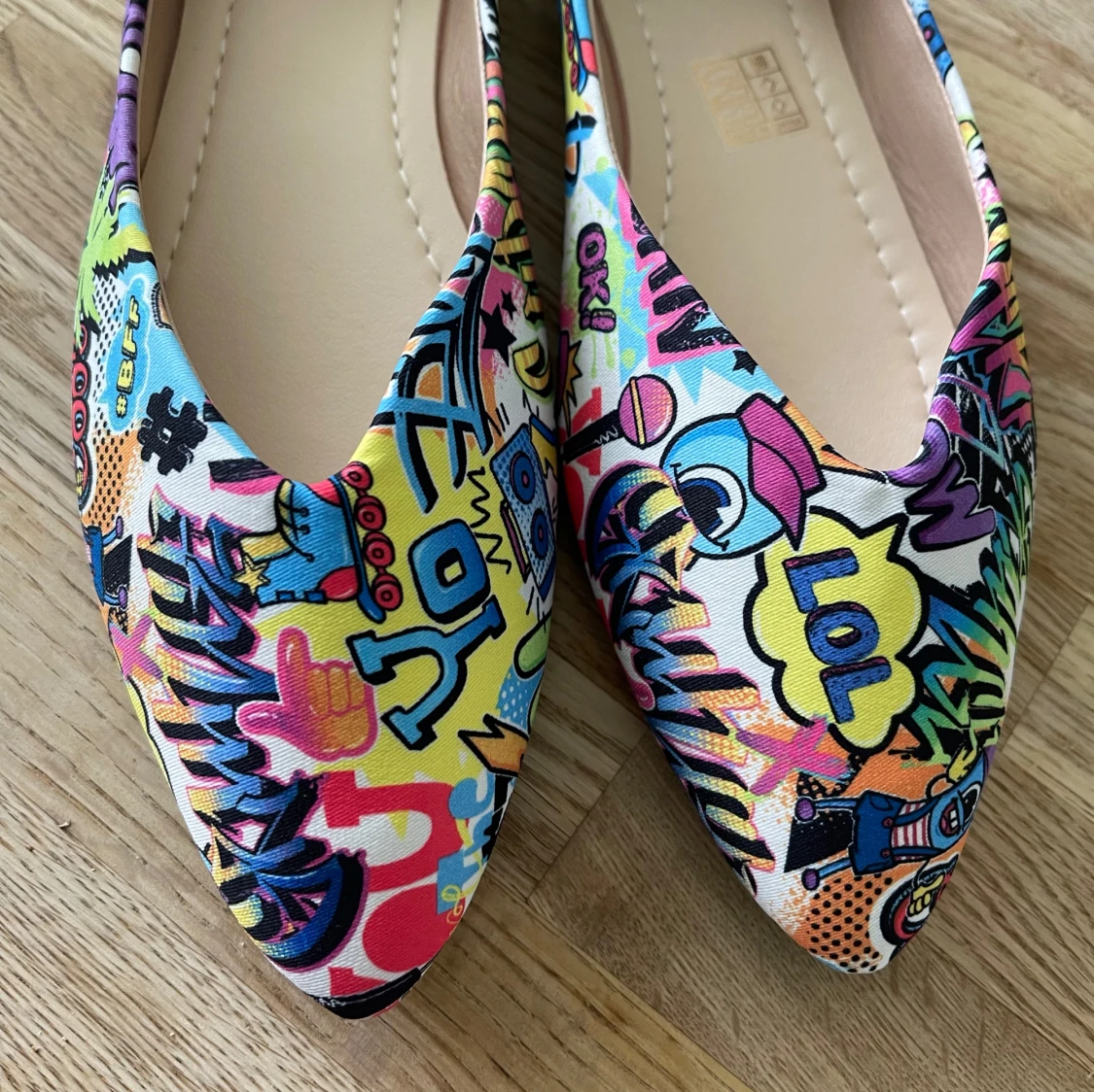 Färgglada ballerinaskor med serietidningsmönster - 2