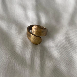 Guldig ring  - Säljer en gullig ring 